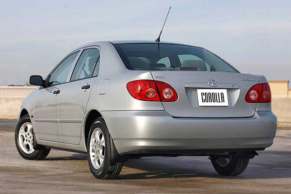 Седан Тойота Королла США 9 (E130) вид сзади рестайлинговая версия