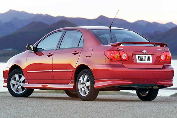 Седан Toyota Corolla USA 9 (E130) вид сзади дорестайлинговая версия