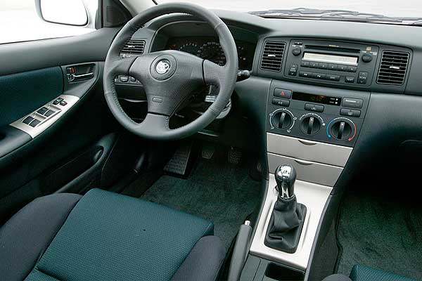 Седан Тойота Королла США 9 (E130) интерьер торпедо после обновления