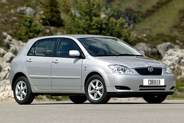 Хэтчбек Тойота Королла 9 (Е120) вид спереди до рестайлинга