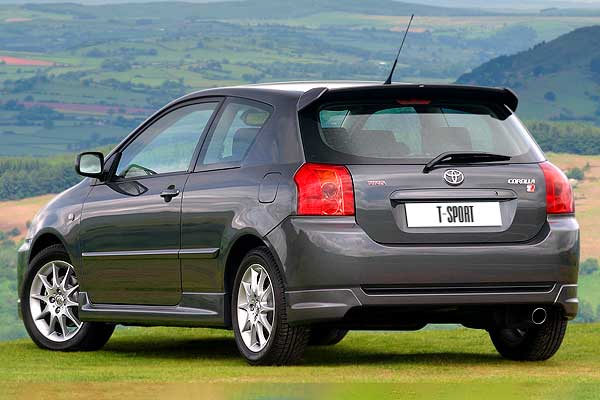 Хэтчбек Тойота Королла T-Sport 9 (Е120) вид сзади рестайлинговая версия