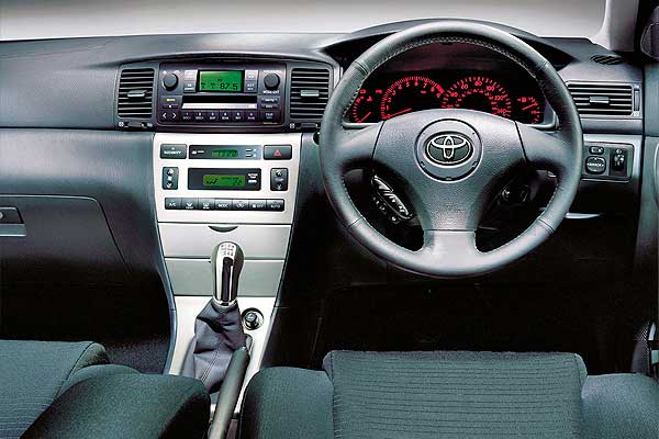 Hatchback Toyota Corolla T-Sport 9 (E120) интерьер торпедо до обновления