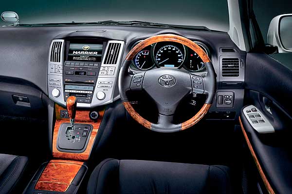 Кроссовер Toyota Harrier II (XU30) интерьер торпедо