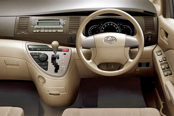 Минивэн Тойота Исис 1 (AM10) первая рестайлинговая модификация интерьер торпедо