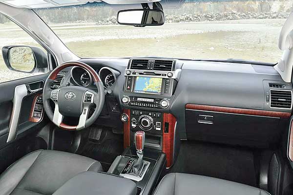 Внедорожник Тойота Land Cruiser Prado 150 (J150) после первого обновления интерьер