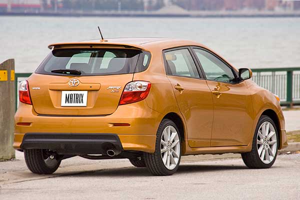 Компактвэн Toyota Matrix 2 S/XRS (E140) вид сзади дорестайлинговая версия