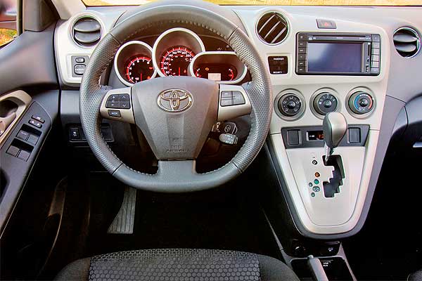 Hatchback Toyota Matrix II (Е140) интерьер торпедо после обновления