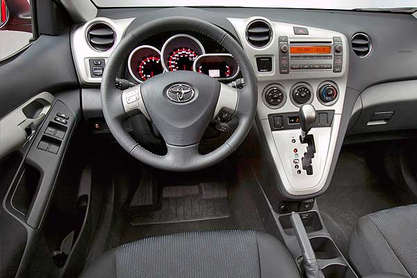 Hatchback Toyota Matrix 2 (E140) интерьер торпедо до обновления