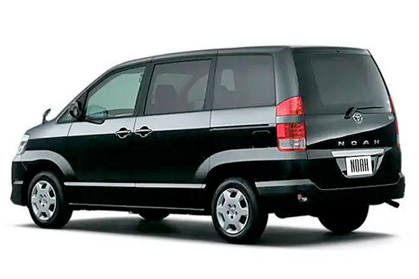 Минивэн Тойота Ноах 1 (R60) рестайлинговая версия вид сзади