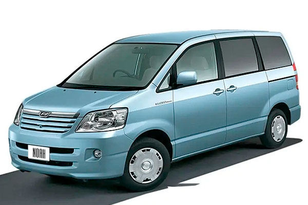 Минивэн Тойота Ноах 1 (R60) до рестайлинга вид спереди