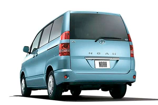 Минивэн Toyota Noah JDM 1 (R60) дорестайлинговая версия вид сзади