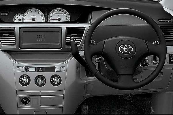 Минивэн Тойота Ноах 1 (R60) до обновления интерьер торпедо