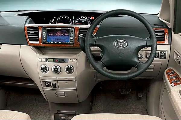 Минивэн Toyota Noah I (R60) после обновления интерьер торпедо