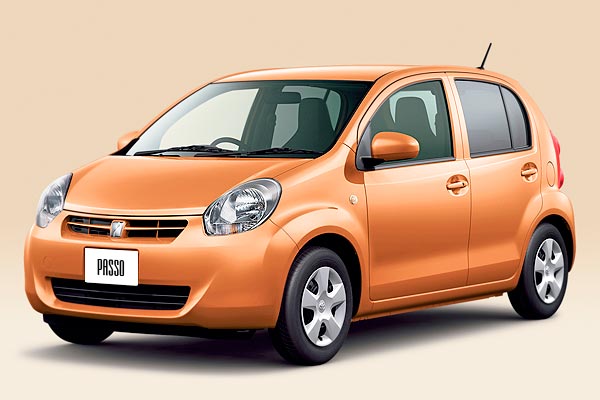 5-дверный хэтчбек Тойота Пассо 2 (АС30) до рестайлинга вид спереди