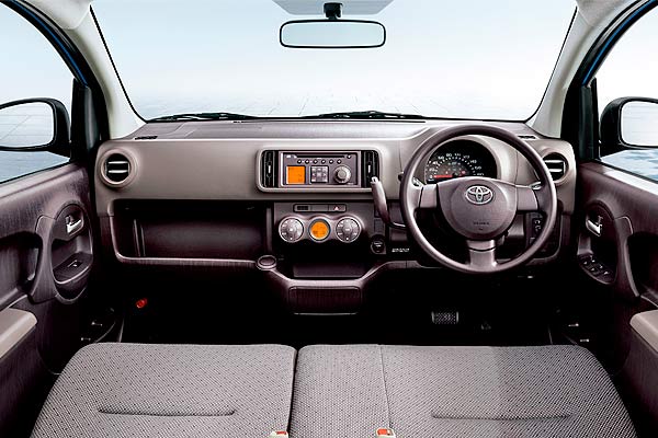 Хэтчбек Тойота Пассо 2 (АС30) после обновления интерьер торпедо