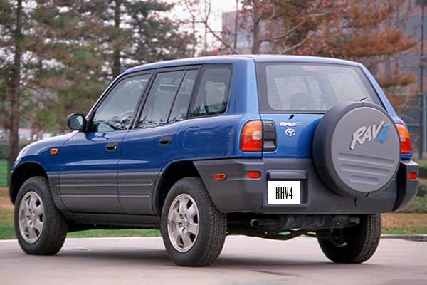 5-ти дверный кроссовер Toyota RAV4 1 (XA10) вид сзади дорестайлинговая версия