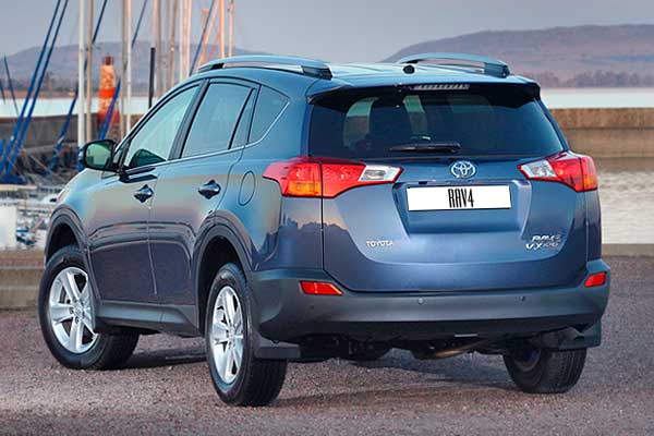 Кроссовер Toyota RAV4 4 (XA40) дорестайлинговая версия вид сзади
