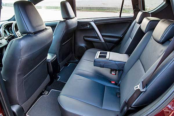 Кроссовер Тойота РАВ4 4 (XA40) рестайлинговая модификация салон