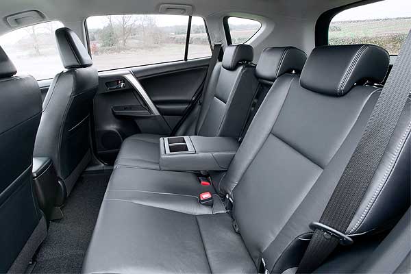 Кроссовер Toyota RAV4 IV (ХА40) дорестайлинговая модификация салон