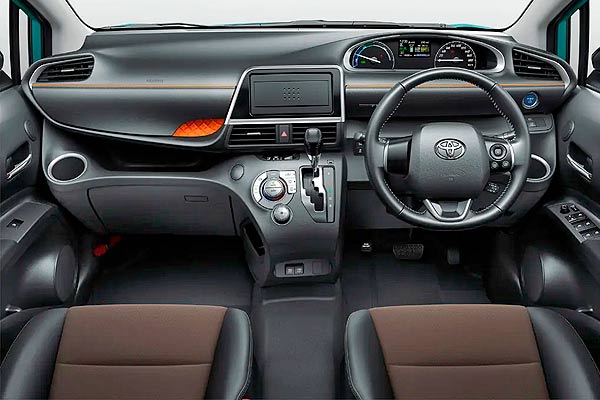 Минивэн Toyota Sienta II (XP170) интерьер торпедо после обновления