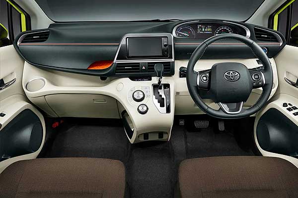 Минивэн Тойота Сиента 2 (XP170) интерьер торпедо до обновления