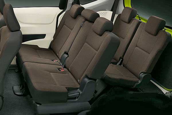 Минивэн Toyota Sienta II (XP170) салон дорестайлинговая модификация