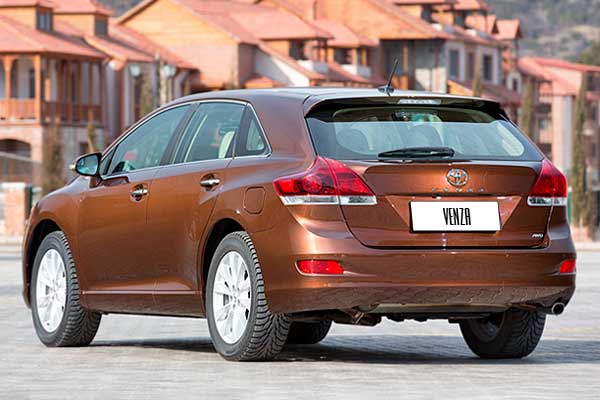 Кроссовер Toyota Venza 1 (GV10) рестайлинговая версия вид сзади