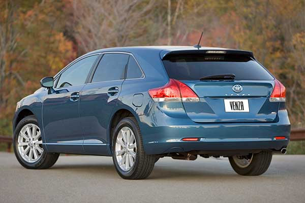 Кроссовер Toyota Venza 1 (GV10) дорестайлинговая версия вид сзади