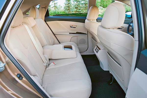 Кроссовер Toyota Venza I (GV10) дорестайлинговая модификация салон