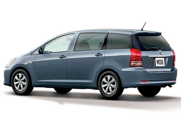 Минивэн Тойота Виш 1 (AE10) рестайлинговая версия вид сзади