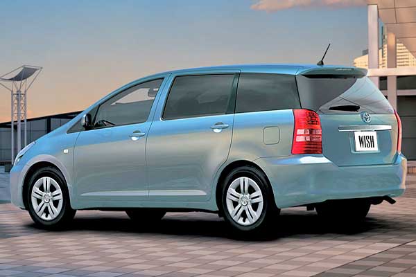 Минивэн Toyota Wish JDM 1 (AE10) дорестайлинговая версия вид сзади