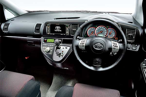 Минивэн Toyota Wish I (АЕ10) после обновления интерьер торпедо