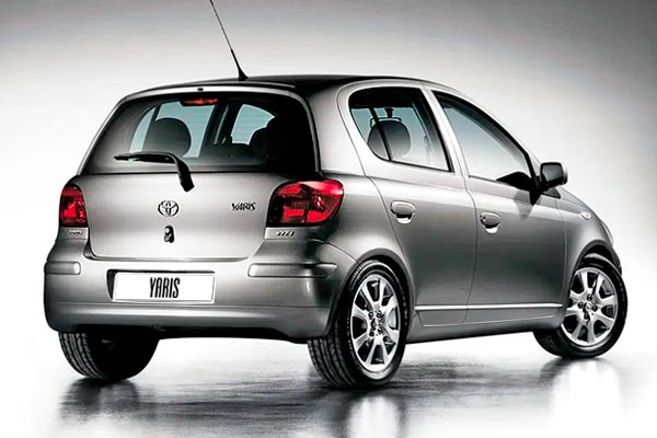 5-дверный хэтчбек Тойота Ярис 1 (ХP10) вид сзади рестайлинговая версия