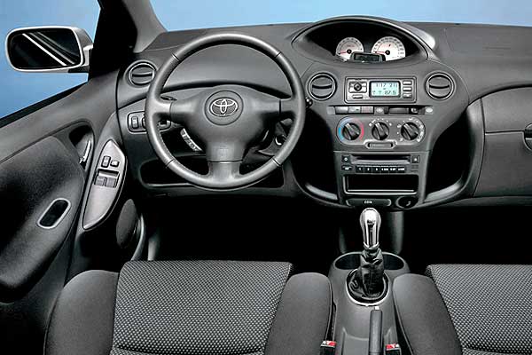 Хэтчбек  Тойота Ярис 1 (XP10) интерьер торпедо после обновления