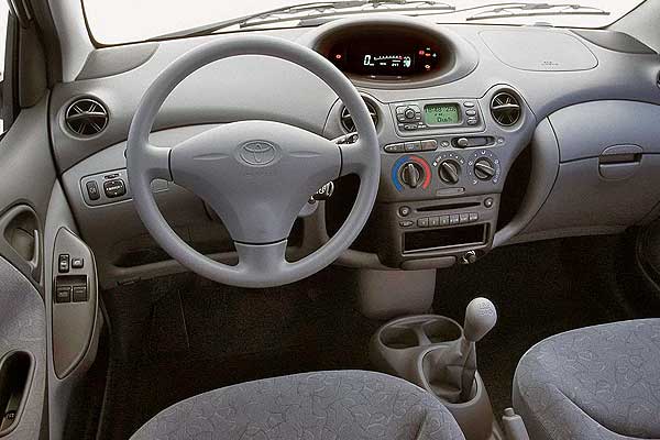 Toyota Yaris I (XP10) интерьер торпедо до обновления