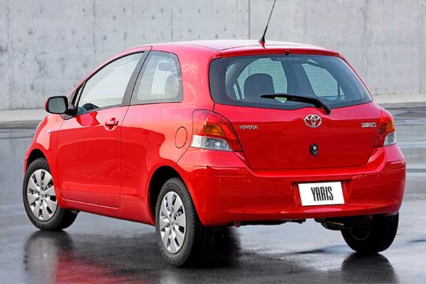 3-дверный хэтчбек Тойота Ярис 2 (XP90) рестайлинговая версия вид сзади