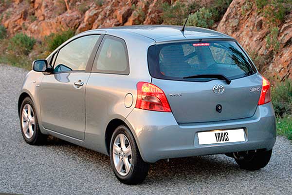 3-дверный hatchback Toyota Yaris 2 (XP90) дорестайлинговая версия вид сзади