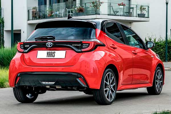 Hatchback Toyota Yaris 4 (XP210) вид сзади дорестайлинговая версия