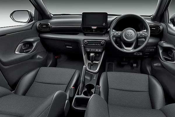 Hatchback Toyota Yaris IV (XP210) интерьер торпедо после обновления