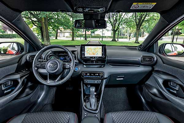 Хэтчбек Тойота Ярис 4 (ХP210) интерьер торпедо до обновления