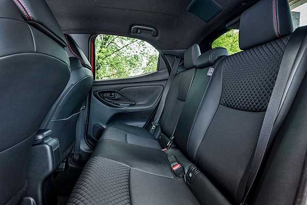 Hatchback Toyota Yaris IV (XP210) салон дорестайлинговая модификация