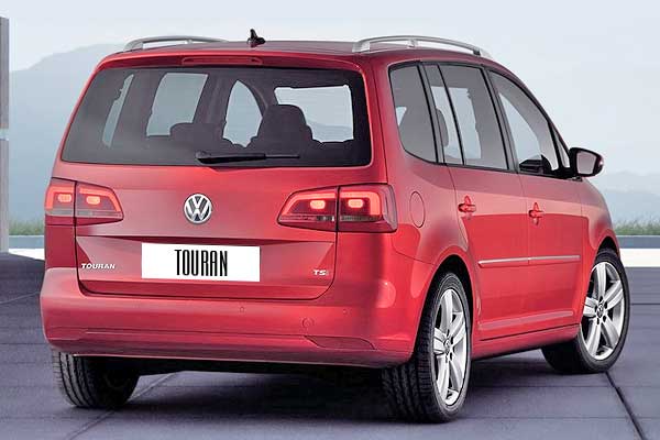 Компактвэн Volkswagen Touran 1 1T после второго рестайлинга вид сзади