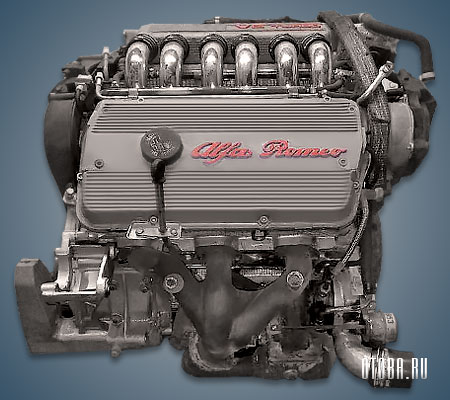 Мотор Alfa Romeo Busso 2.0 турбо 12V вид спереди.