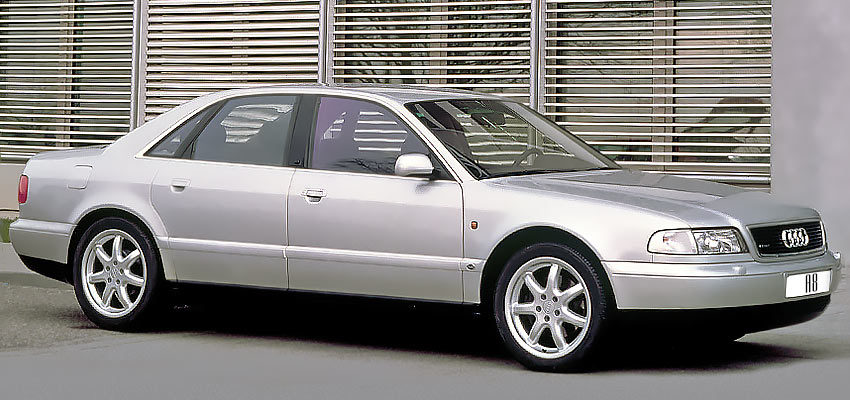 Audi A8 с бензиновым двигателем 4.2 литра 1995 года