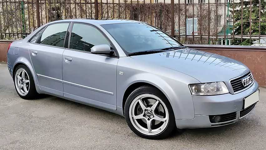 Audi A4 с бензиновым двигателем 2.0 литра 2003 года