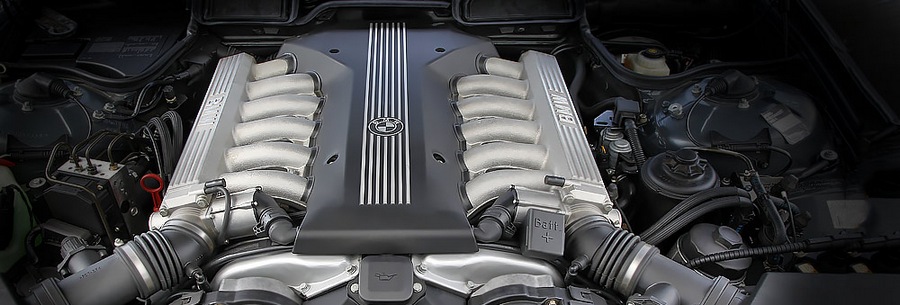 5.4-литровый бензиновый силовой агрегат БМВ М73 под капотом BMW 750iL.