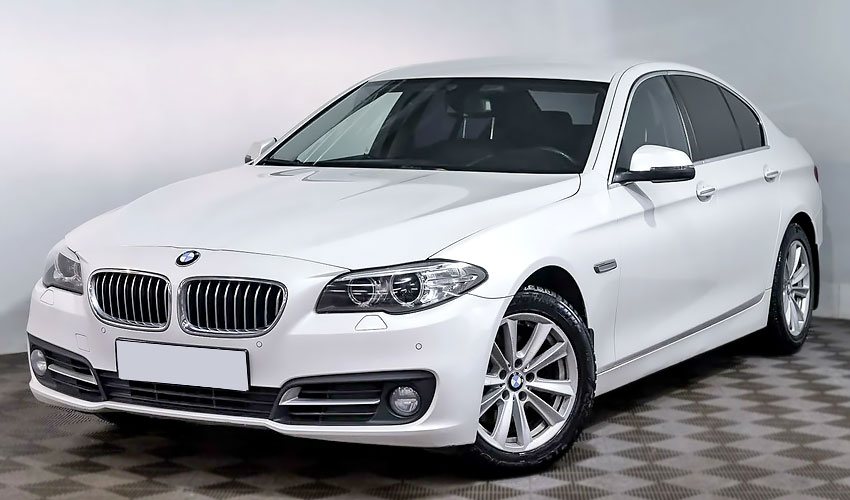 BMW 535i 2012 года с бензиновым двигателем 3.0 литра
