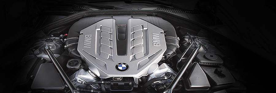 4.4-литровый бензиновый силовой агрегат БМВ N63 под капотом BMW 750i.