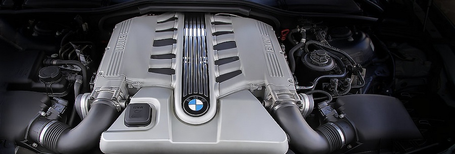 6.0-литровый бензиновый силовой агрегат БМВ N73 под капотом BMW 760Li.