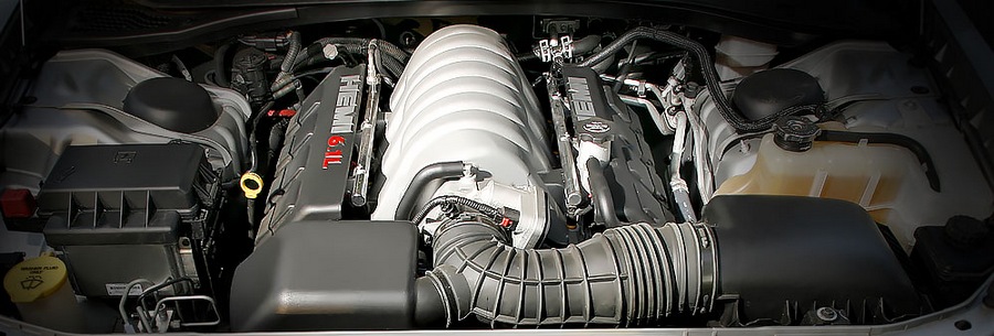 6.1-литровый бензиновый силовой агрегат Chrysler ESF под капотом Крайслер 300C.